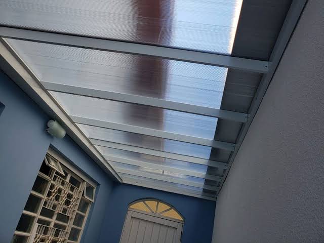 Cobertura de policarbonato residencial